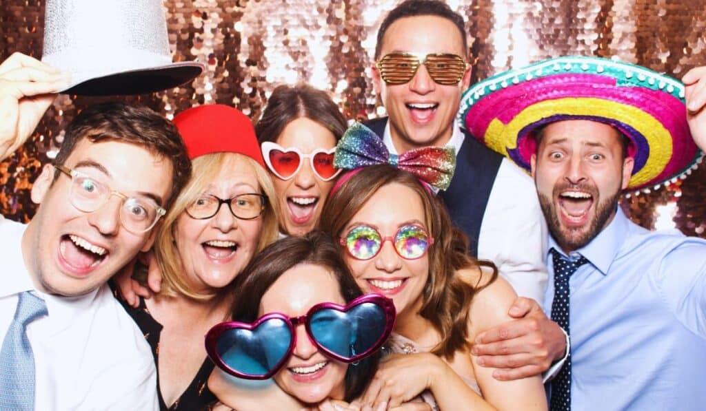 photobooth groupe photo avec chapeau sombrero lunettes soleil fun rigolo drôle mariage invités