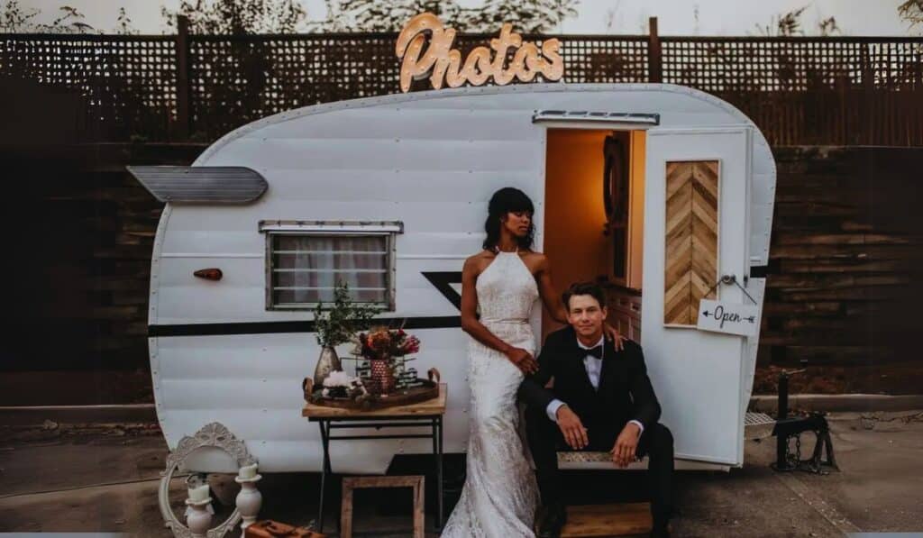 photobooth caravane vintage coin photo mariés robe blanche costume noir pose photographe décor fond original