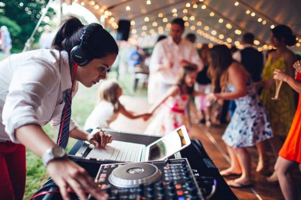 animation dj femme mariage tente extérieur piste de danse tipi platine pc portable enfants adultes