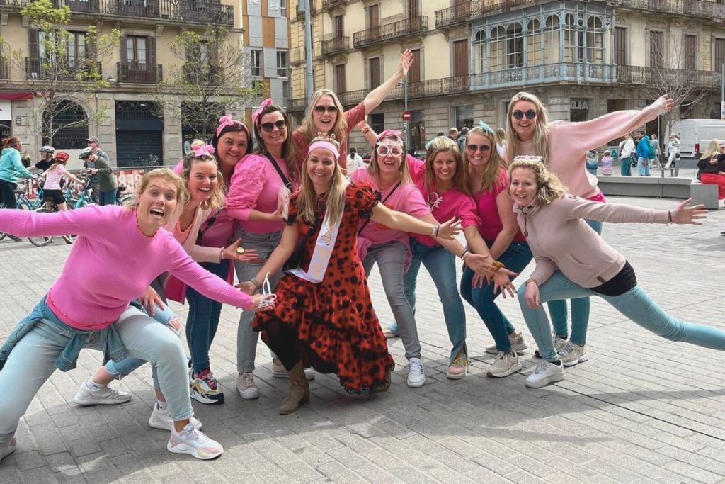ambiance joyeux enterrement de vie de jeune fille défi rue barcelone entre filles week-end fun pose photo groupe