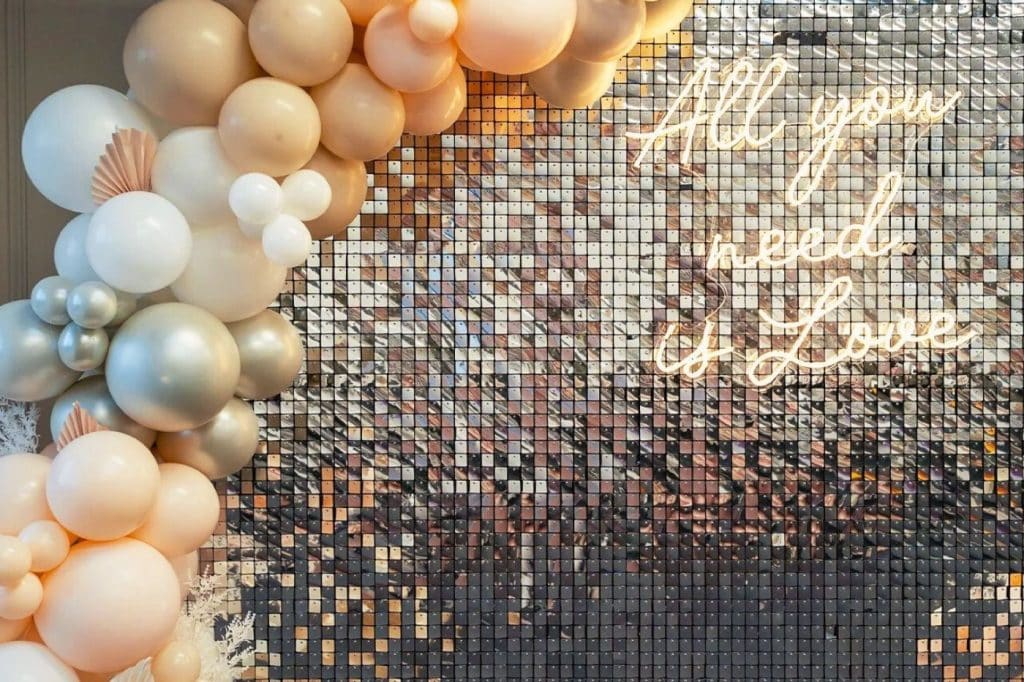 mur photo mariage décoration mosaique disco all you need is love neon ballon champagne beige blanc