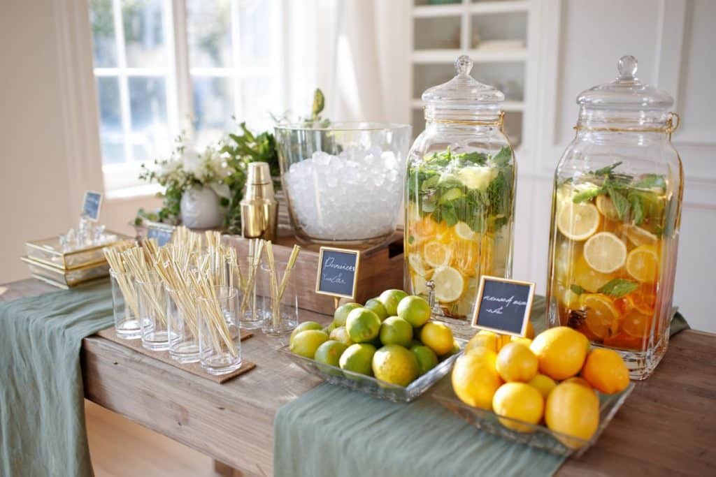 mason jar boisson anniversaire citron vert jaune citronnade paille en papier or buffet table