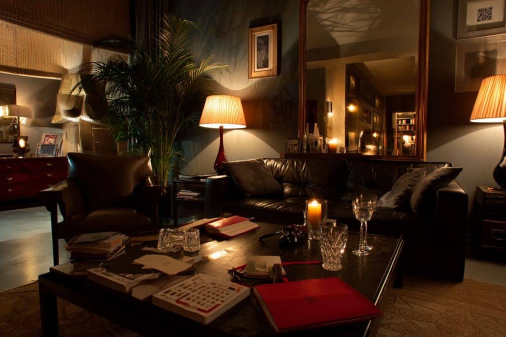 ambiance jeu de salon adulte murder party cuir austère soirée