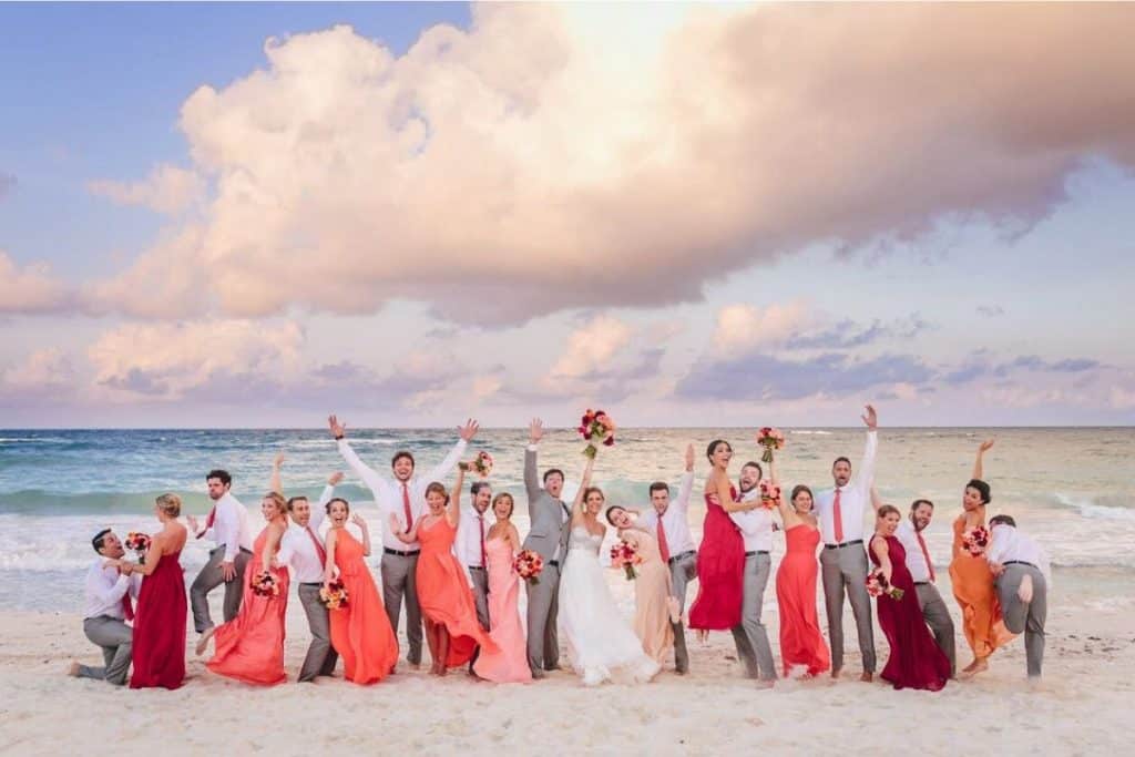 photo de mariage groupe amis famille plage océan fun dynamique joie