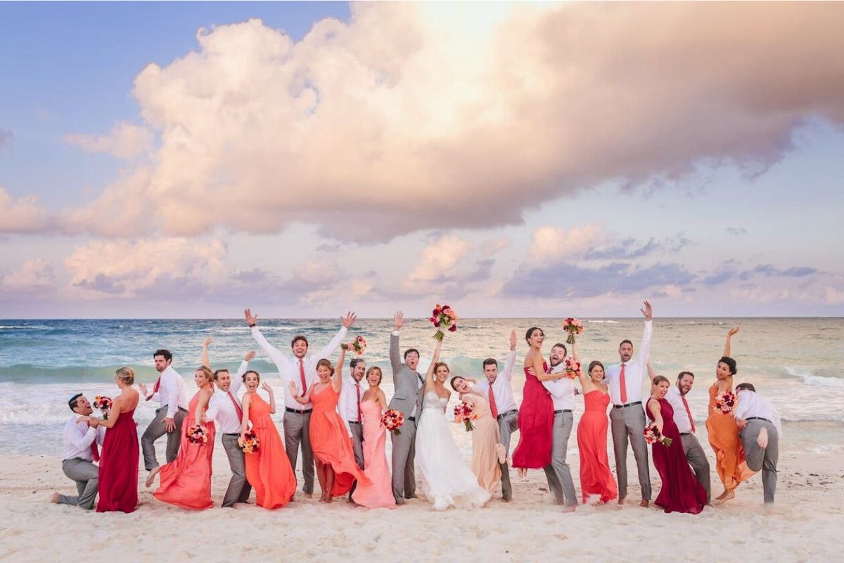 photo de mariage groupe amis famille plage océan fun dynamique joie