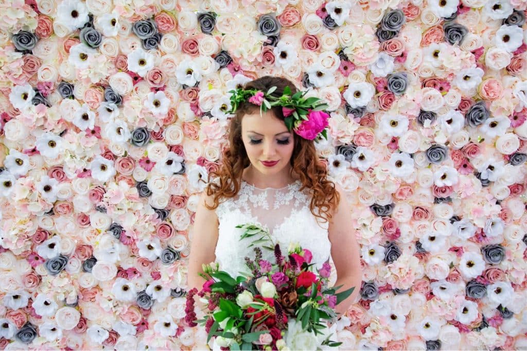 mur végétal fleurs fraiches rose blanc mariée bouquet déco salle