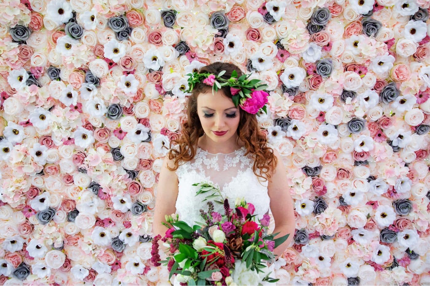 Toile de fond photobooth en mur végétal de fleurs fraîches pour un mariage
