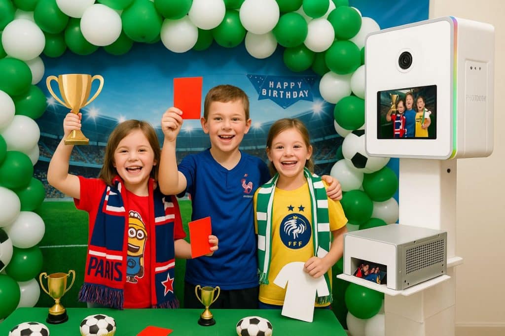 Coin photobooth football avec décor de stade et accessoires pour enfants smakk borne photo blanche imprimante carton rouge accessoires coupe