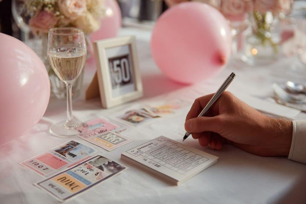 Jeu portrait chinois pour 50 ans avec cartes thèmes et stylo sur table