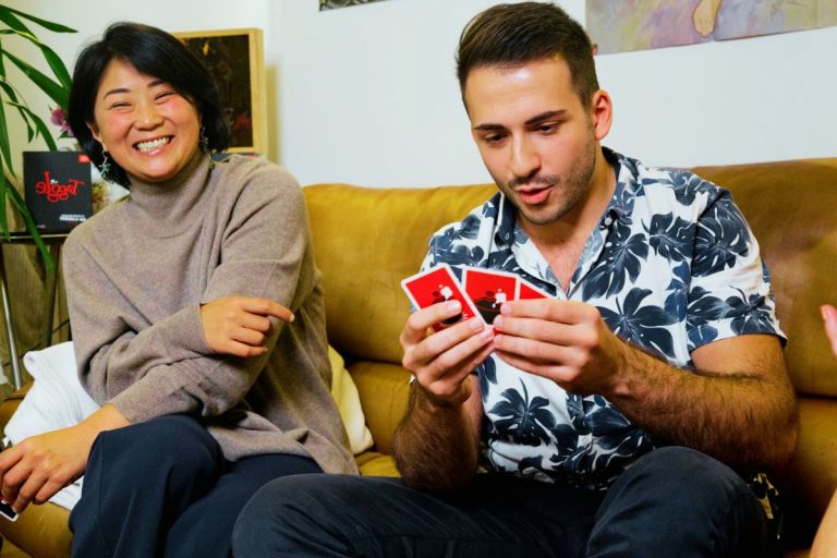 jeu de carte société soirée entre amis canapé taggle drôle rigolo