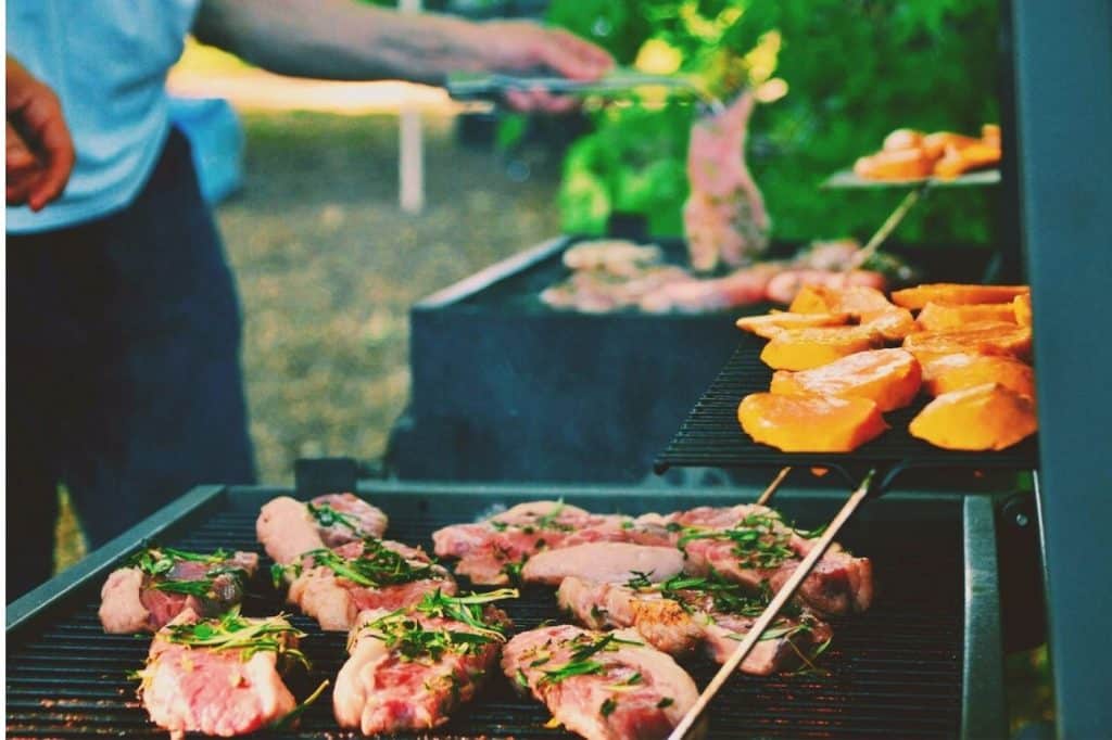 grillade viande mangue barbecue summer party préparation buffet ensoleillé