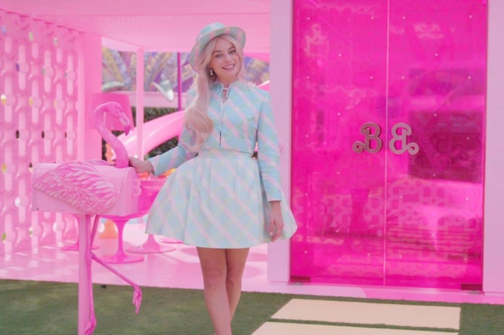 film barbie the movie scÚne margot robbie maison poupée rose