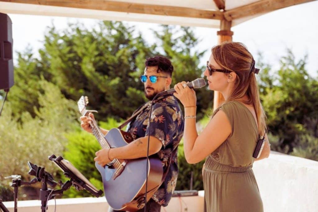 concert de musique groupe chanson scène ouverte cérémonie mariage vin d'honneur guitare micro chanteuse