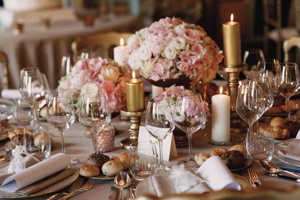 chandelier bougie or déco mariage table blanc rose couleur