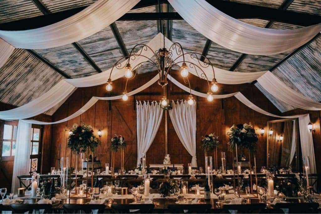 grange de ferme rustique en bois lieu salle mariage tenture plafond drapée décoration chic
