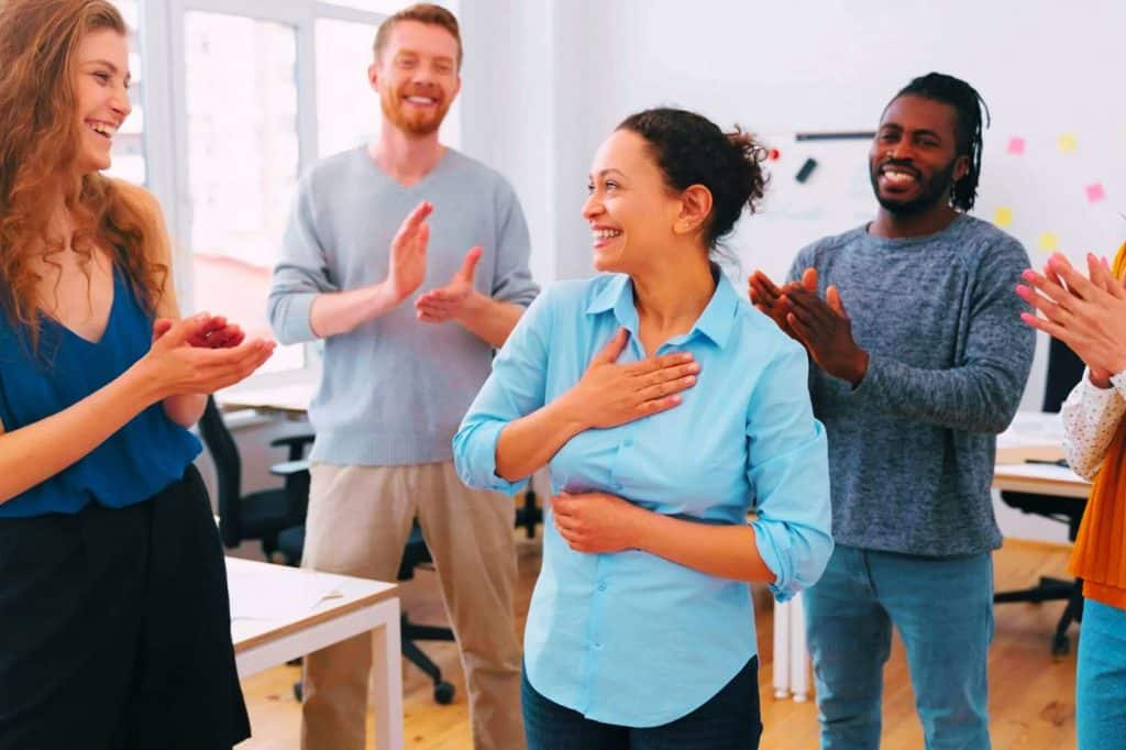 émotion touchant discours pot de départ femme entourée amis