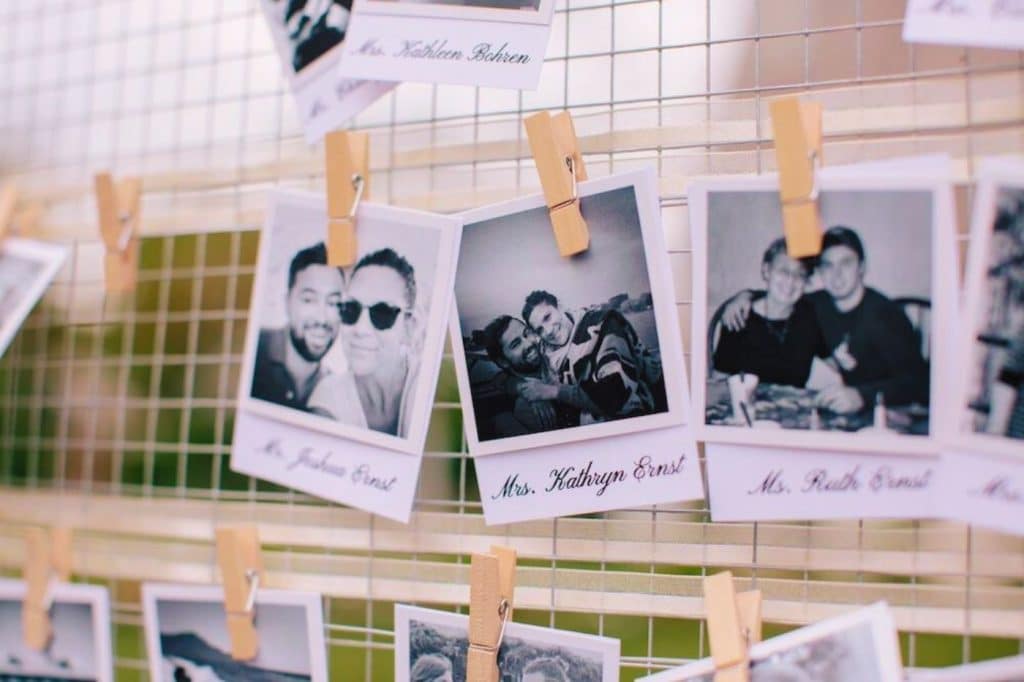 idée plan de mariage invités photo polaroid pince à linge en bois