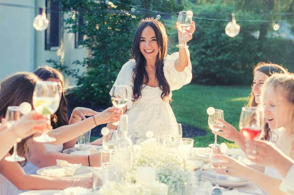 bachelorette party white bride evjf diner repas entre amies filles thème soirée blanche tenue