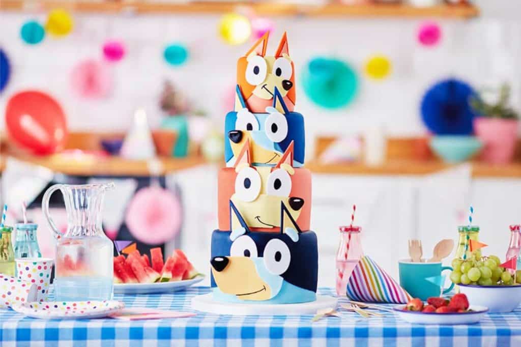 gateau à étage pate à sucre bluey bingo bandit chili dessin animé disney table fête anniversaire enfant