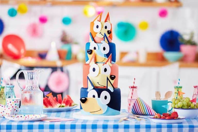 gateau à étage pate à sucre bluey bingo bandit chili dessin animé disney table fête anniversaire enfant