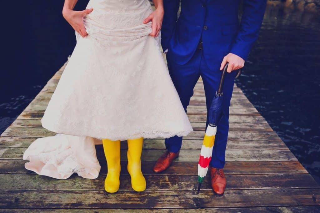 mariés sous la pluie botte jaune ciré parapluie homme mariage pluvieux
