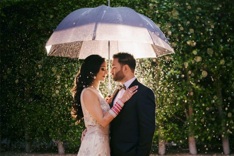 photographie mariage mariés sous la pluie parapluie goutte