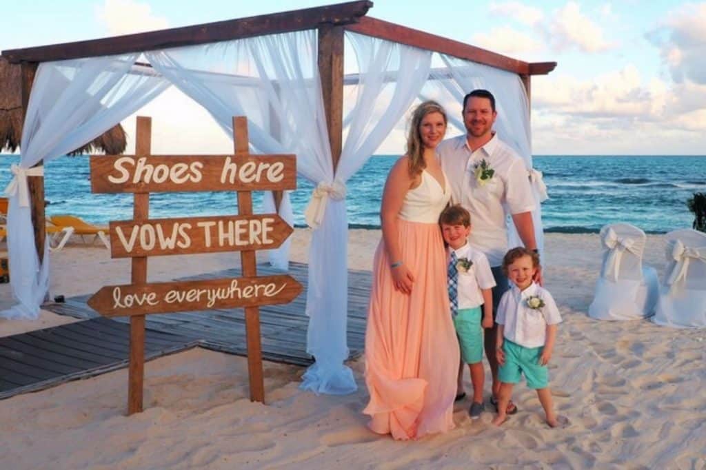 plage famille renouvellement des voeux mariage enfants parents sables arche en bois bord de mer