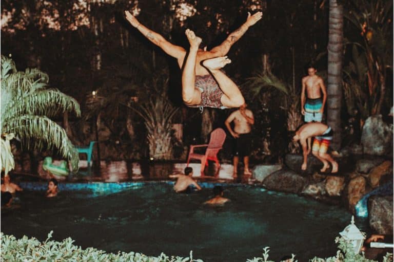 poolside party saut piscine entre amis amusement nuit soirée jardin entre mecs