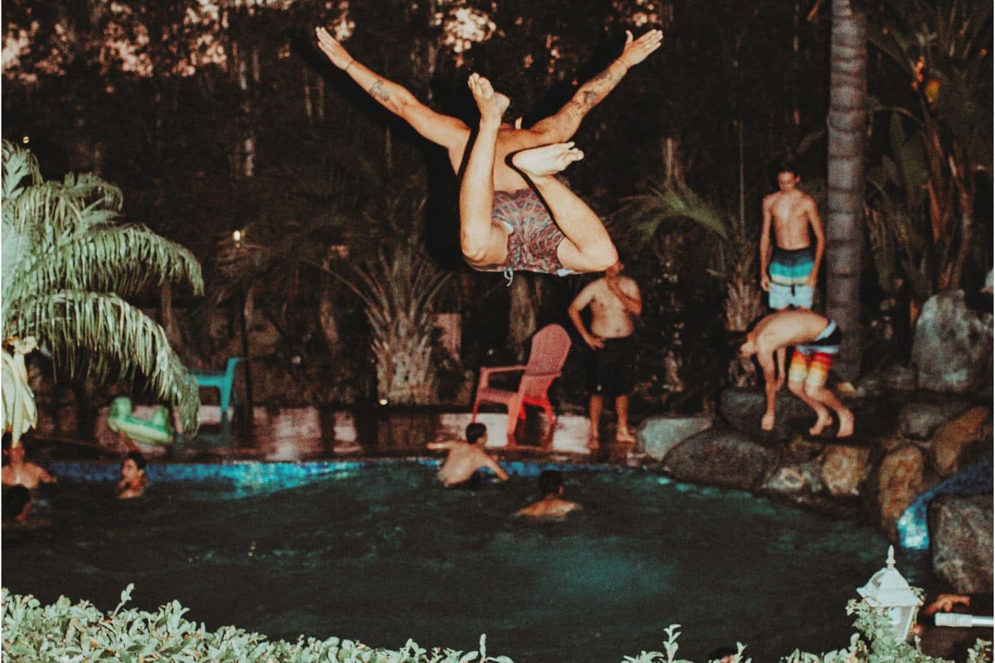 poolside party saut piscine entre amis amusement nuit soirée jardin entre mecs