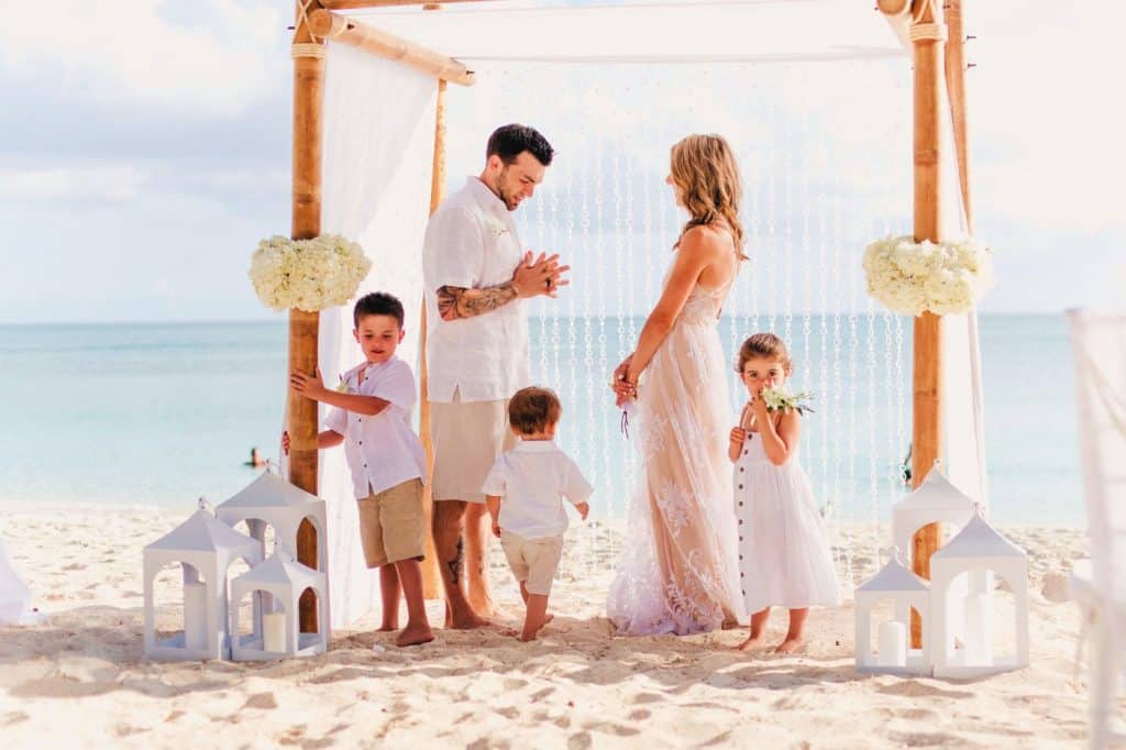 arche bambou sur la plage couple avec enfants renouvellement des voeux sable