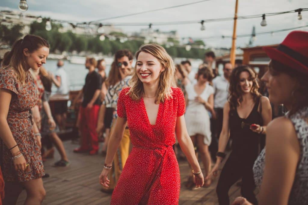 danse psite mariage péniche robe rouge femme invités guirlande terrasse extérieur seine paris