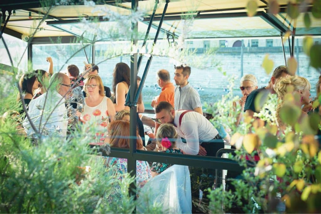 péniche marcounet paris mariage invités extérieur décoration florale été