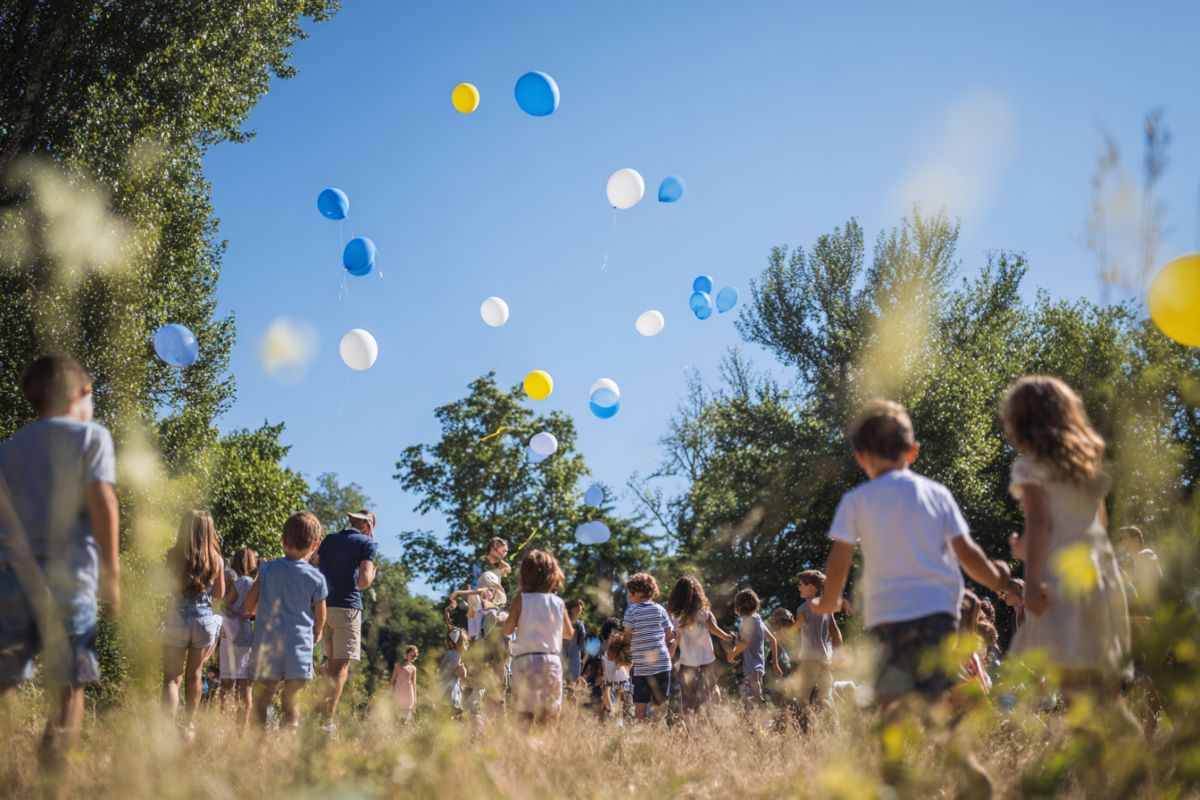 famille et enfants riant lors d’un anniversaire en plein air dans un parc verdoyant été ballon