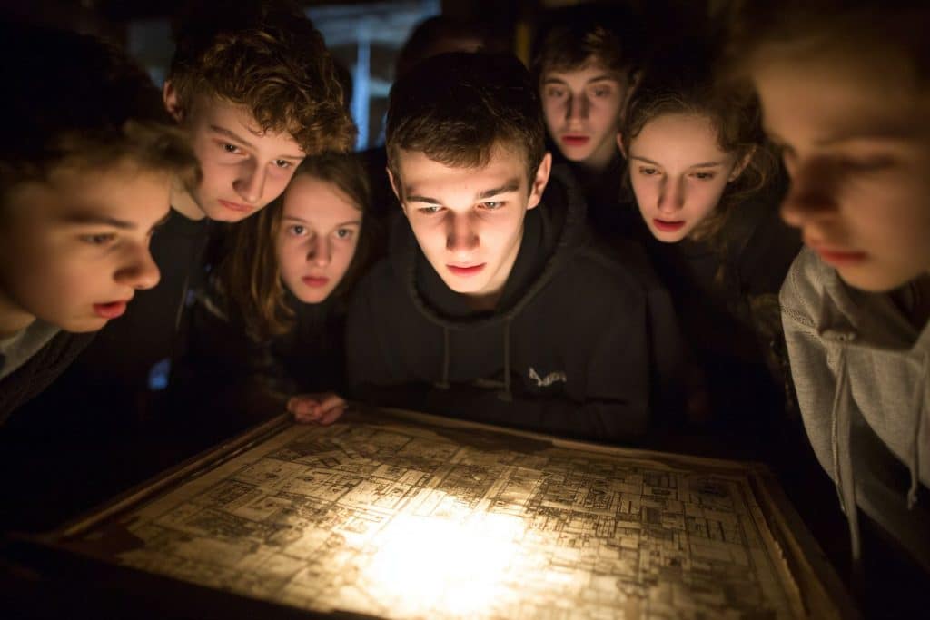 Groupe d’adolescents participant à un escape game lors d’un anniversaire 16 ans