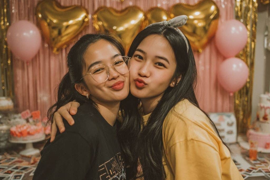 Coin photobooth d’anniversaire 16 ans avec décor rose et or et accessoires amusants