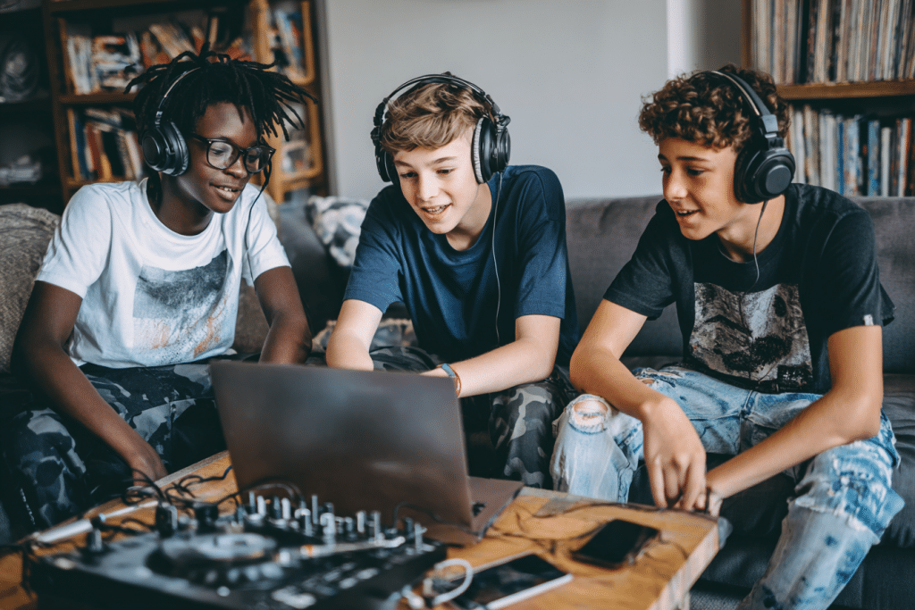 Atelier DJ pour anniversaire 14 ans avec groupe d'ados autour d'un contrôleur de mixage et logiciel musical
