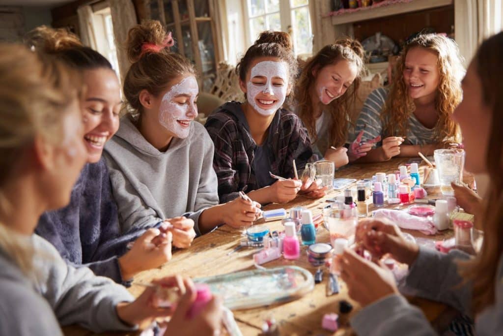 Beauty bar DIY pour anniversaire 14 ans avec groupe de filles faisant des soins beauté et vernis à ongles