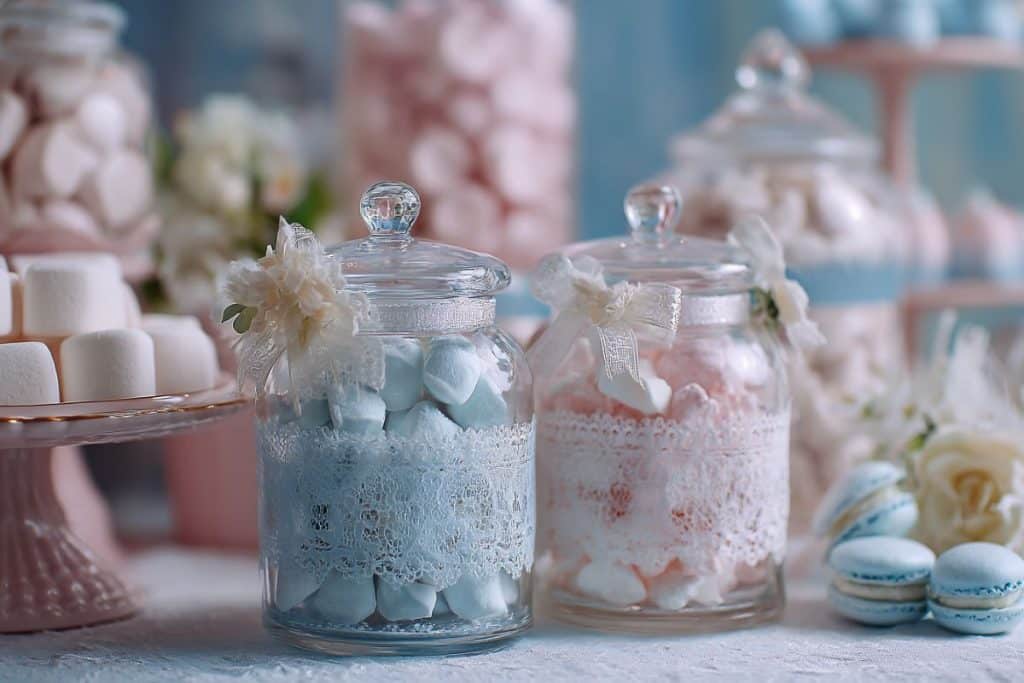 Candy bar baptême en tons pastel avec dragées, guimauves et meringues