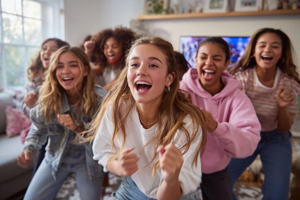 Challenge TikTok en groupe pour anniversaire 14 ans avec plusieurs filles apprenant ensemble une chorégraphie