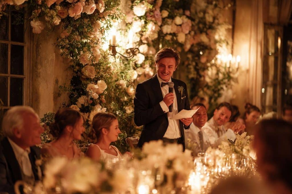 Témoin de mariage prononçant un discours émouvant pendant le repas