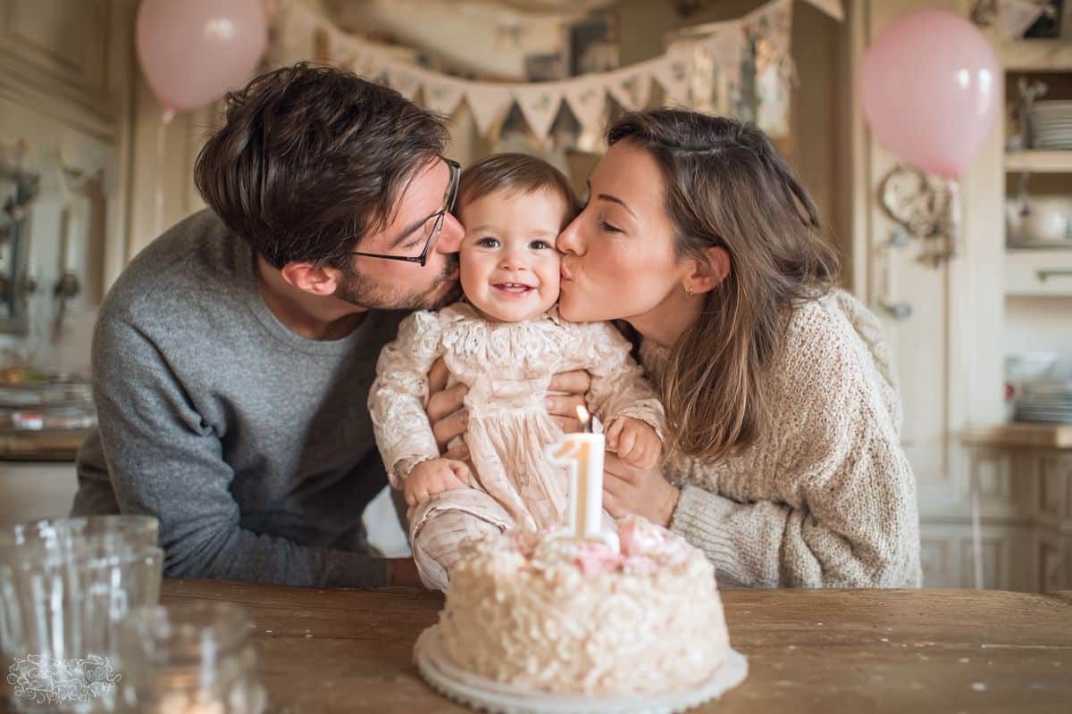 parents soufflant bougie 1 an avec bébé famille