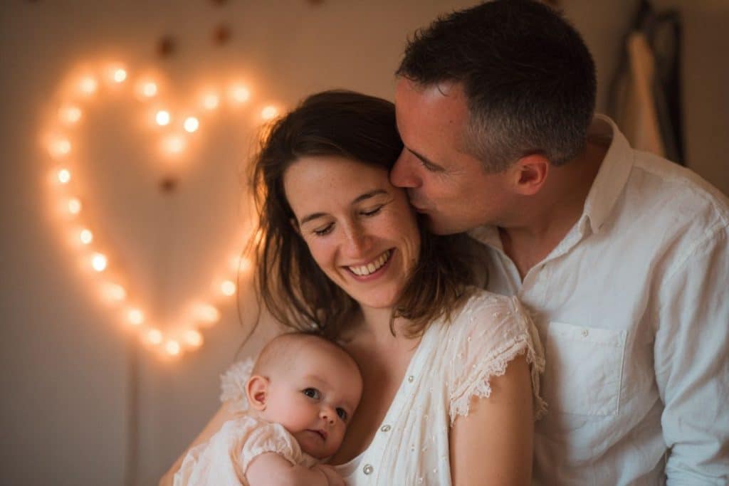 photo dans les bras famille anniversaire bébé amour parents lumiere led mur forme coeur