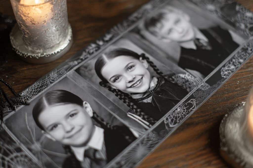 Photo imprimée type photobooth avec cadre victorien noir inspiré de la famille Addams