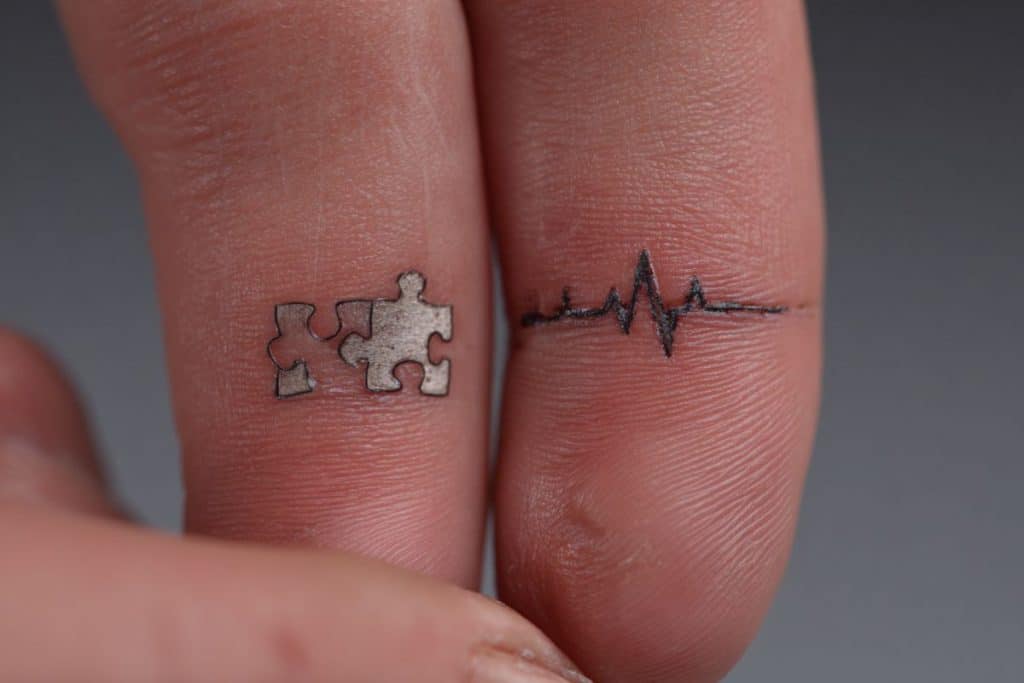 Tatouage alliance créatif puzzle et électrocardiogramme sur doigt alternative anneau classique traditionnel