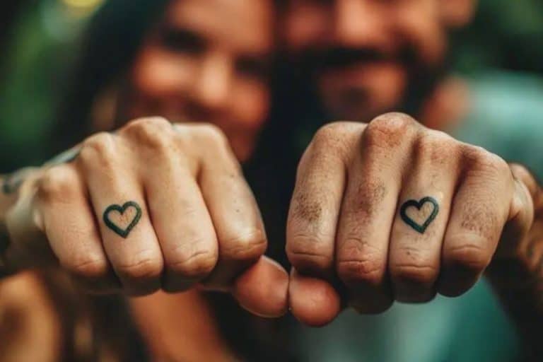tatouage couple coeur doigt alternatif alliance mariage poing serré main annulaire