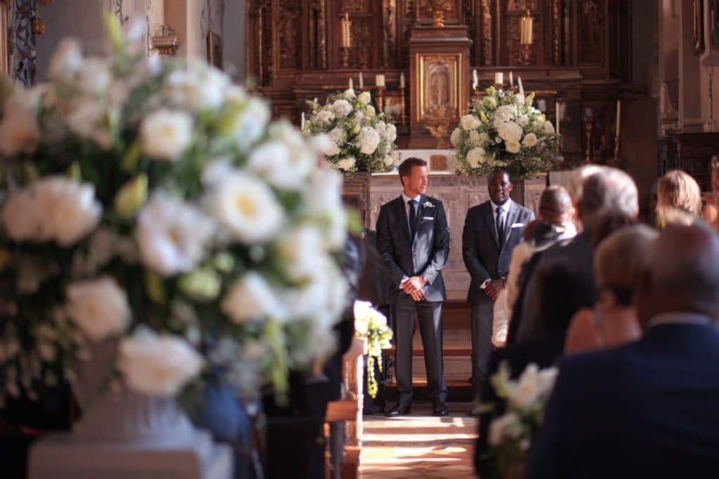 Témoins de mariage signant les registres officiels à la mairie