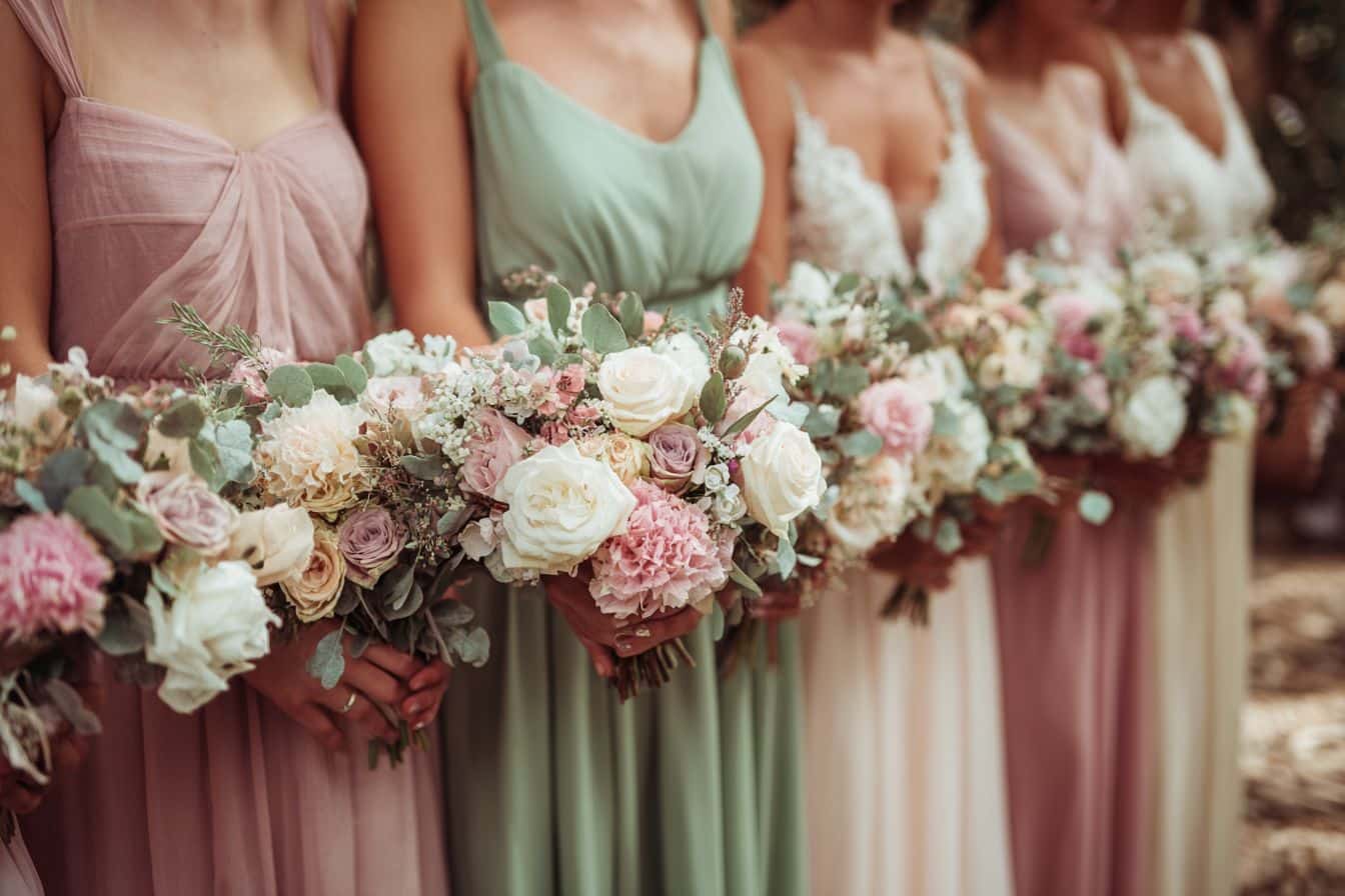 Demoiselles d'honneur et témoins en tenues coordonnées lors d'un mariage