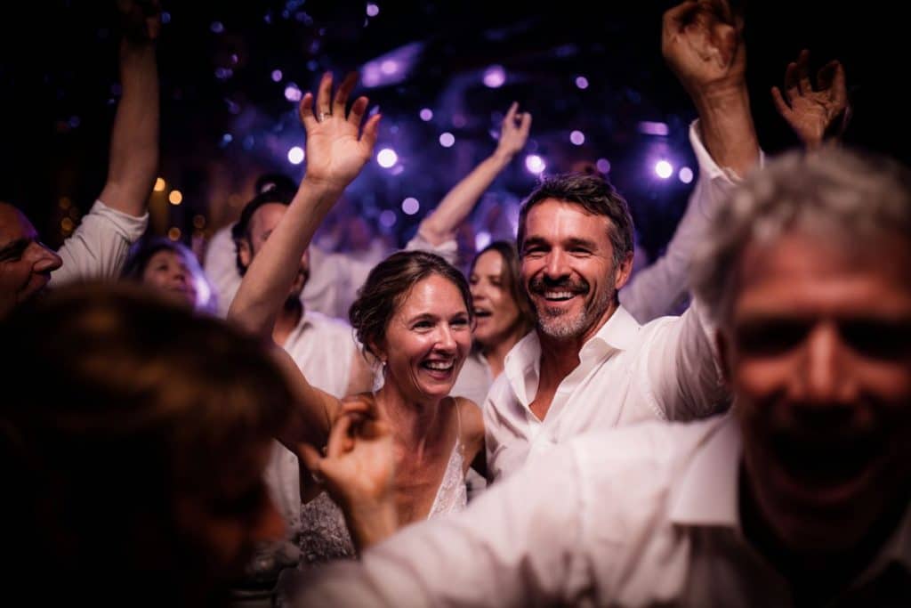 Finale du Madison au mariage, grande énergie, invités bras levés