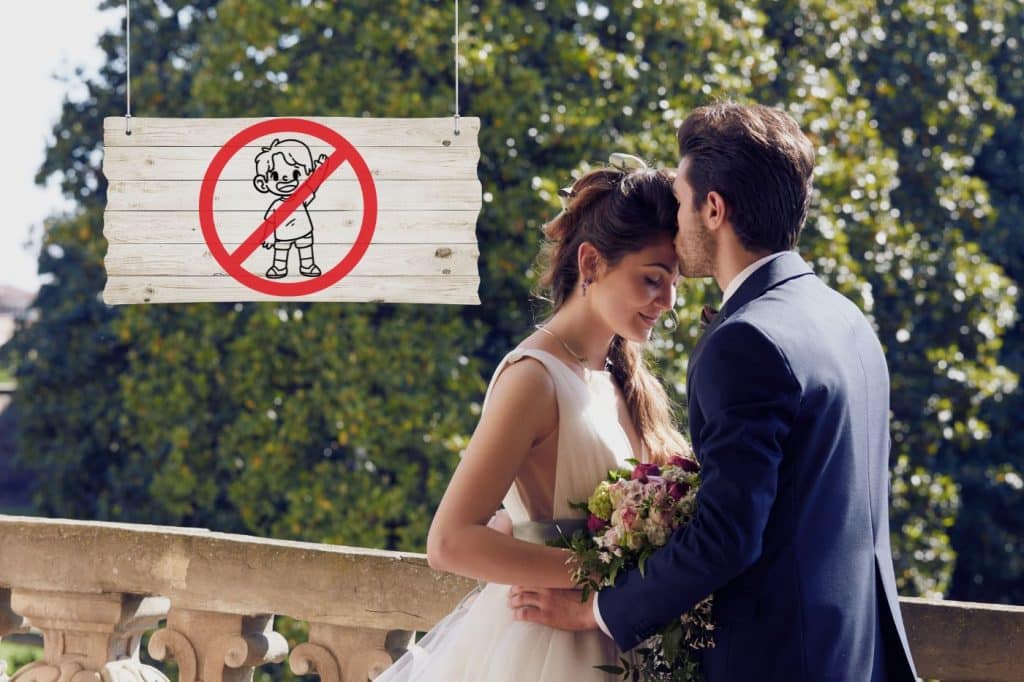 couple mariés panneau pancarte no kids sans enfant seulement les adultes