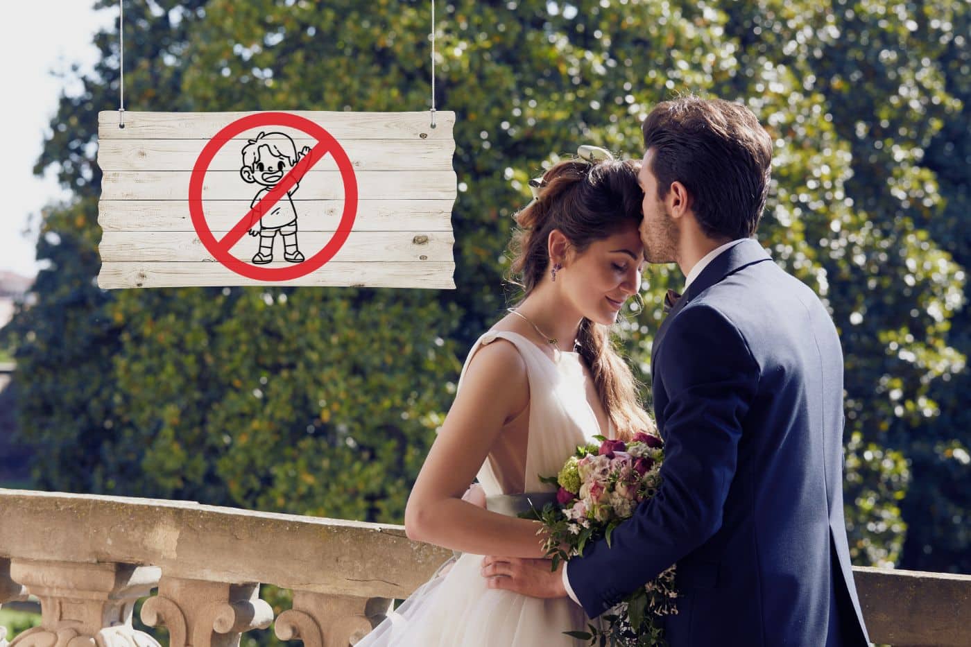 couple mariés panneau pancarte no kids sans enfant seulement les adultes